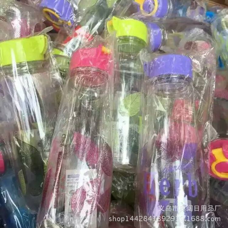 地?cái)偺毡?庫存2016熱賣產(chǎn)品摔不破水杯 5元模式送錄音廣告批發(fā)